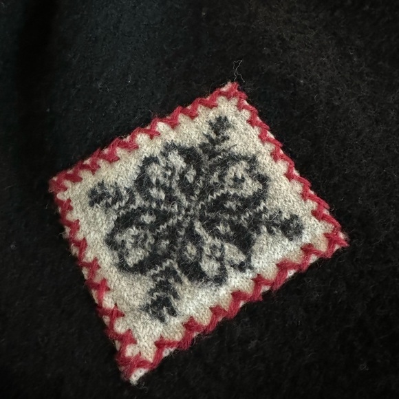 Woolrich Vintage Black Red Wool Embroidered Snowflake Holiday Sweater Vest Large - Picture 4 of 10